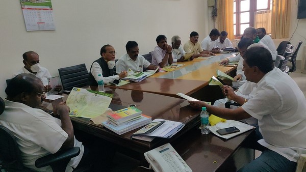  ನಾನು ರೈಟು, ಲೆಫ್ಟು ಇಲ್ಲ. ಸ್ಟ್ರೈಟ್ ಎನ್ನುವುದು ನಮ್ಮ ನಿಲುವು 