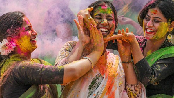 Happy Holi 2022 Wishes, Images, Greetings, Posters, Quotes, Messages, Whatsapp Status in Kannada