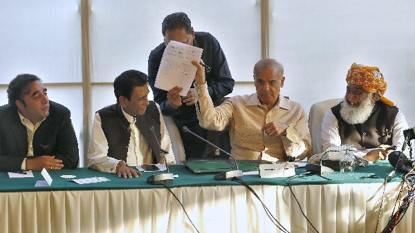 Pakistan: PM Imran Khan Address to Nation Cancelled; Resignation May Come Directly Now