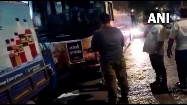 Maharashtra Navnirman Sena Activists Damage IPL Team Bus in Mumbai Maharashtra Navnirman Sena Activists Damage IPL Team Bus in Mumbai
