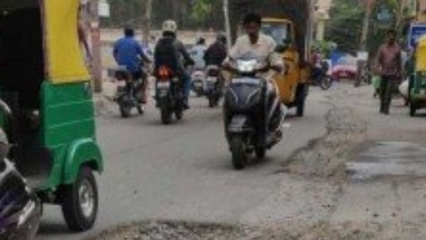 Bengaluru Pot hole issue: HC again raps BBMP engineers and asksto submit action plan before March 15
