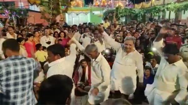 Former CM Siddaramaiah Perform Veera Kunita Folk Dance at Siddaramanahundi Jatre, Video Goes Viral Former CM Siddaramaiah Perform Veera Kunita Folk Dance at Siddaramanahundi Jatre, Video Goes Viral
