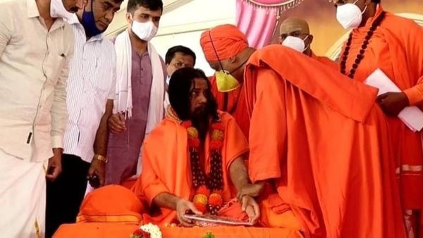  ಸ್ವಾಮೀಜಿಗಳು ತಲೆಯ ಮೇಲೆ ಕೇಸರಿ ಶಾಲನ್ನು ಹಾಕಿಕೊಳ್ಳುವುದಿಲ್ಲವಾ