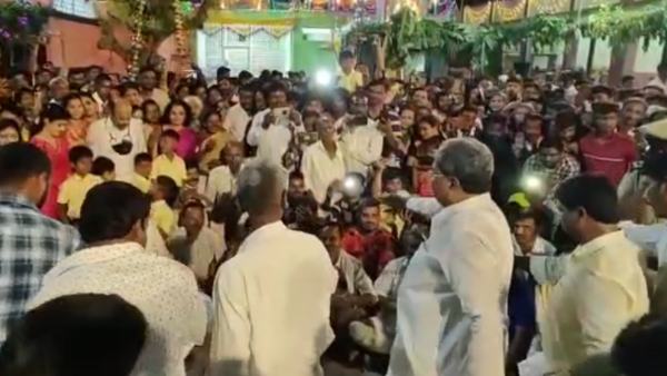 Former CM Siddaramaiah Perform Veera Kunita Folk Dance at Siddaramanahundi Jatre, Video Goes Viral Former CM Siddaramaiah Perform Veera Kunita Folk Dance at Siddaramanahundi Jatre, Video Goes Viral