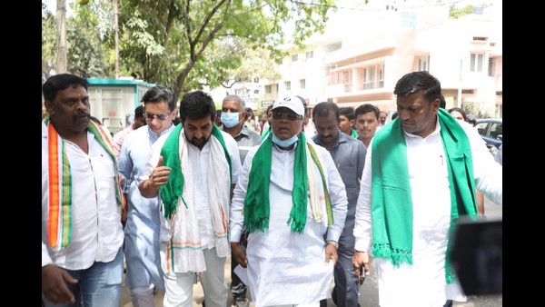  ನ್ಯಾಷನಲ್ ಕಾಲೇಜು ಮೈದಾನದ ವೇದಿಕೆಯಲ್ಲಿ ಕೆಪಿಸಿಸಿ ಪ್ರಮುಖರ ದಂಡೇ ಕೂತಿತ್ತು