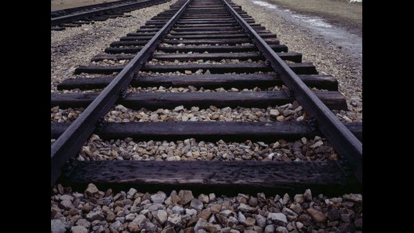 ಮಧ್ಯರಾತ್ರೀಲಿ, ರೈಲ್ವೆ ಹಳಿಯಲ್ಲಿ..!