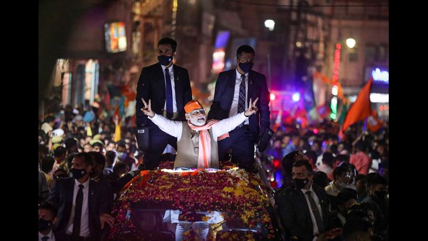ಪ್ರಧಾನಿ ನೋಡಲು ಮೇಲ್ಛಾವಣಿಯಲ್ಲಿ ಜನಸ್ತೋಮ 