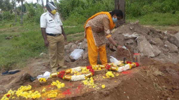 ಪೊಲೀಸರ ಸಮ್ಮುಖದಲ್ಲೇ ಕಾರ್ಯ 