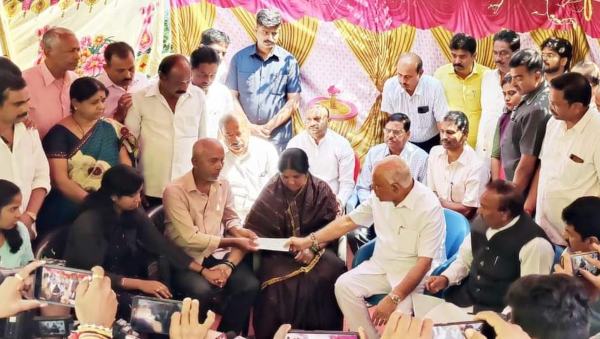 Yediyurappa Hands Over Cheque of Rs 25 Lakh to Bajrang Dal Activist Harsha Family Yediyurappa Hands Over Cheque of Rs 25 Lakh to Bajrang Dal Activist Harsha Family
