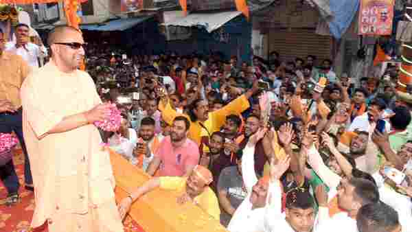 Shobha Yatra after two years: CM Yogi Holi with people