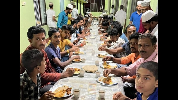 Mangalore: Hindu Groom Organized Iftar Gathering For Muslim Friends At Mosque Mangalore: Hindu Groom Organized Iftar Gathering For Muslim Friends At Mosque