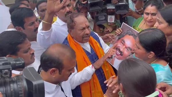 Shivamogga: Women Fans Appeal To KS Eshwarappa Not To Resigns To Minister Post Shivamogga: Women Fans Appeal To KS Eshwarappa Not To Resigns To Minister Post
