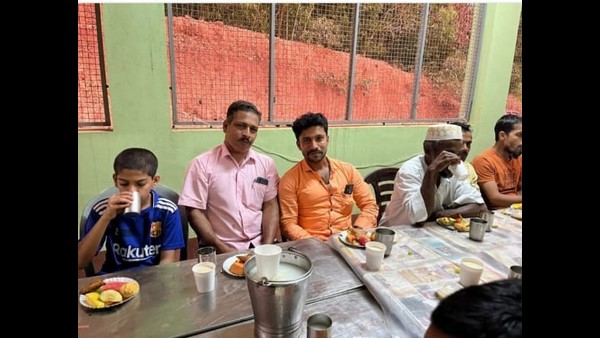 Mangalore: Hindu Groom Organized Iftar Gathering For Muslim Friends At Mosque Mangalore: Hindu Groom Organized Iftar Gathering For Muslim Friends At Mosque