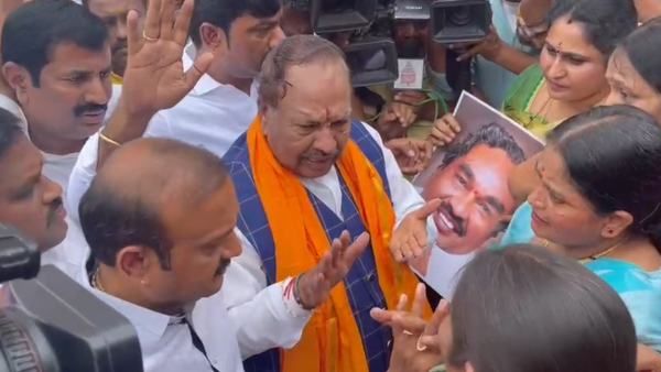 Shivamogga: Women Fans Appeal To KS Eshwarappa Not To Resigns To Minister Post Shivamogga: Women Fans Appeal To KS Eshwarappa Not To Resigns To Minister Post