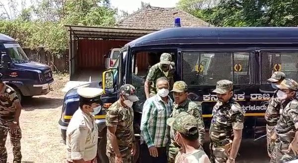 15ಕ್ಕೂ ಹೆಚ್ಚು ಮಂದಿ ನಕ್ಸಲರು ಶರಣಾಗಿ ಮುಖ್ಯವಾಹಿನಿಗೆ 15ಕ್ಕೂ ಹೆಚ್ಚು ಮಂದಿ ನಕ್ಸಲರು ಶರಣಾಗಿ ಮುಖ್ಯವಾಹಿನಿಗೆ