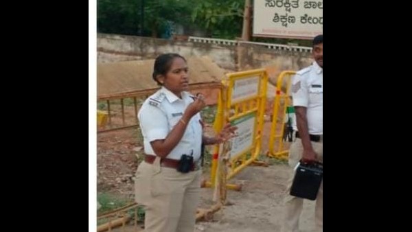 ACB Officials Arrested a Traffic Police Inspector for Taking Bribe 