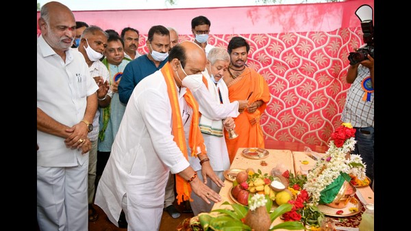 Chief Minister Basavaraj Bommai has promised to dream of making Shiggaon Taluk textile hub