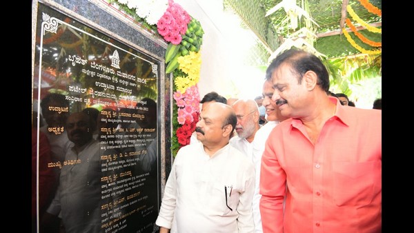 ಭೂಮಿಯನ್ನು ದಾನವಾಗಿ ನೀಡಿದ ಬಾಬುರಿಗೆ ಸನ್ಮಾನ ಭೂಮಿಯನ್ನು ದಾನವಾಗಿ ನೀಡಿದ ಬಾಬುರಿಗೆ ಸನ್ಮಾನ