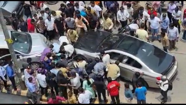 Mangaluru: Car Accident After Hitting Road Divider, Woman Injured