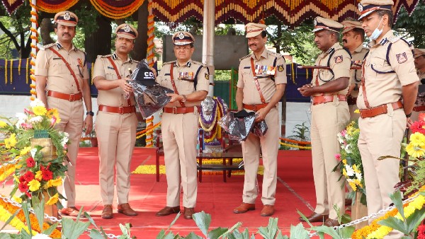 Ramana Gupta Joint Commissioner of Police Crime Unveiled New Uniforms for CCB Police 