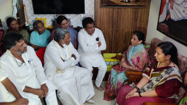 Congress Leaders Visits Contractor Santhosh Patil House 