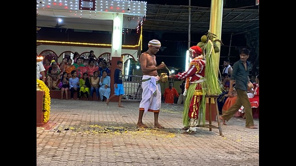  ಧೂಮಾವತಿ ದೈವಸ್ಥಾನದಲ್ಲಿ ಅರಬ್ಬಿ ದೈವದ ಕಲ್ಲು