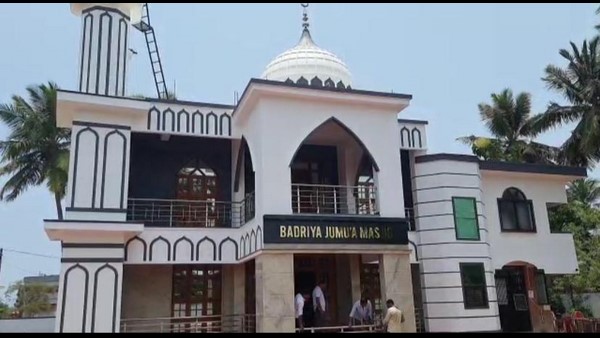 ನವೀಕೃತ ಬದ್ರಿಯಾ ಜುಮ್ಮಾ ಮಸೀದಿಗೆ ಕಾಷ್ಠ ಶಿಲ್ಪ ನವೀಕೃತ ಬದ್ರಿಯಾ ಜುಮ್ಮಾ ಮಸೀದಿಗೆ ಕಾಷ್ಠ ಶಿಲ್ಪ