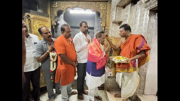  ರಸ್ತೆಯುದ್ದಕ್ಕೂ ಸಿಗುವ ಮಠ, ದೇವಾಲಯಗಳಿಗೂ ಈಶ್ವರಪ್ಪ ಭೇಟಿ 