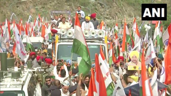 AAPs Mission Himachal: Arvind Kejriwal Bhagwant Manns roadshow in Mandi