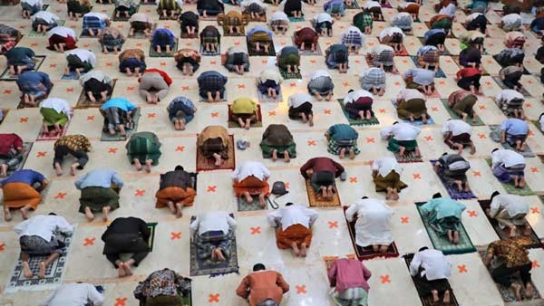 For the first time Muslims Perform Taraweeh Prayer at Times Square in US