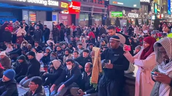 For the first time Muslims Perform Taraweeh Prayer at Times Square in US