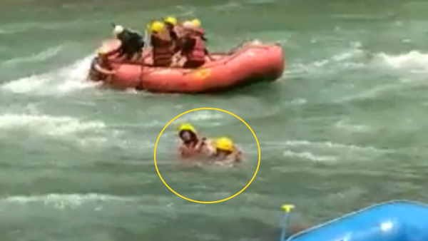 Girls fall into the water while river rafting: protection from the army