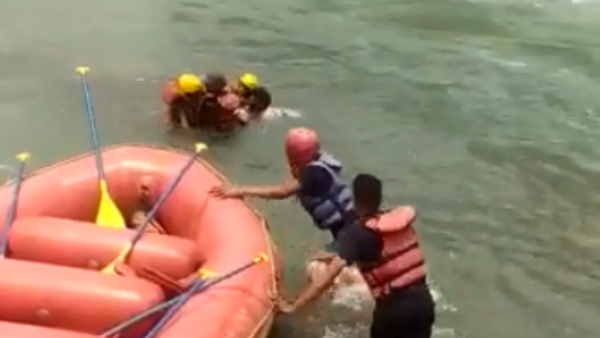Girls fall into the water while river rafting: protection from the army