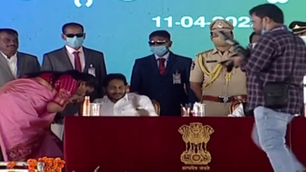 ಜಗನ್ ಕೈಗೆ ಮುತ್ತಿಕ್ಕಿದ ರೋಜಾ ಜಗನ್ ಕೈಗೆ ಮುತ್ತಿಕ್ಕಿದ ರೋಜಾ