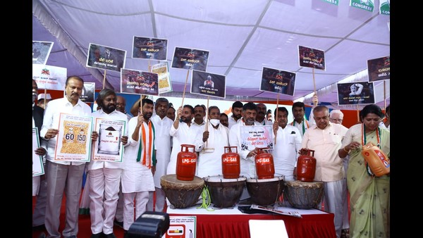  ಕೆಪಿಸಿಸಿ ಆಯೋಜಿಸಿದ್ದ ಪ್ರತಿಭಟನೆಯಲ್ಲಿ ಮಾತನಾಡುತ್ತಿದ್ದ ಸಿದ್ದರಾಮಯ್ಯ