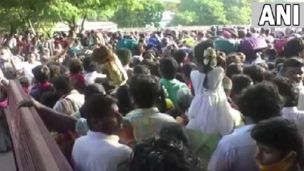 Stampede-Like Situation At Tirupati’s Tirumala Venkateswara Temple, many Injured Stampede-Like Situation At Tirupati’s Tirumala Venkateswara Temple, many Injured