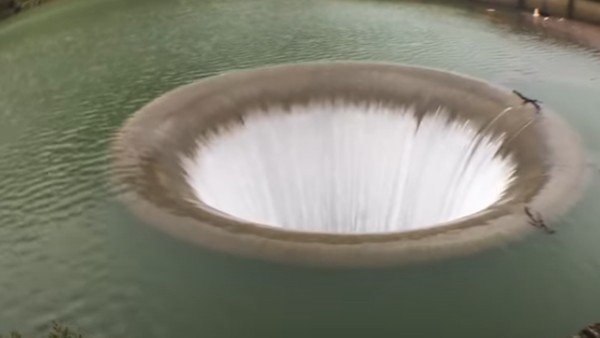 ಸರೋವರದ ಮಧ್ಯದಲ್ಲಿ ನೀರನ್ನು ನುಂಗುವ 'ನರಕದ ಬಾಗಿಲು' 