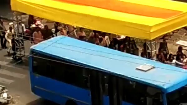 Wedding Procession Makes Portable Sun Shade to Beat the Heatwave, Jugaad video goes viral