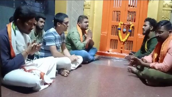  ಹನುಮಾನ್ ಚಾಲೀಸಾ ಪಠಣೆ