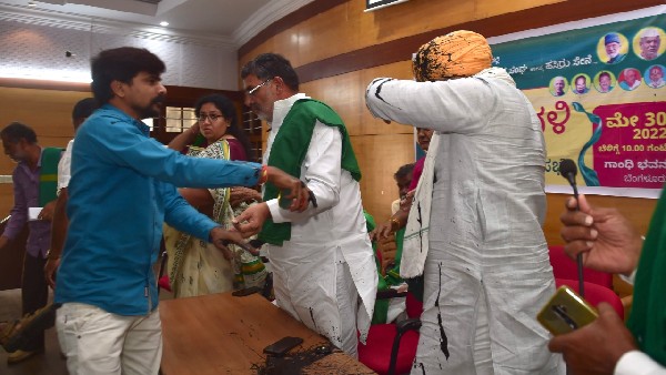 Ink Thrown at Farmer Leader Rakesh Tikait in Bengaluru; 3 Arrested