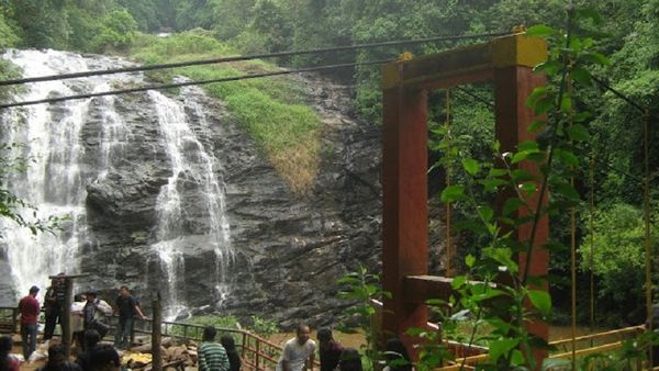 ಅಪಾಯವನ್ನು ಮೈಮೇಲೆ ಎಳೆದುಕೊಳ್ಳುವ ಪ್ರವಾಸಿಗರು ಅಪಾಯವನ್ನು ಮೈಮೇಲೆ ಎಳೆದುಕೊಳ್ಳುವ ಪ್ರವಾಸಿಗರು