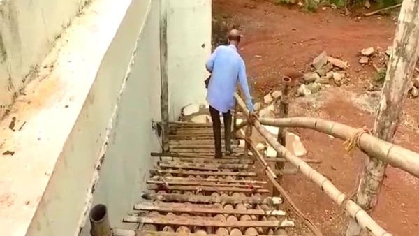 ಗ್ರಾಮಸ್ಥರಿಂದ ಅಡಿಕೆ ಮರದ ಏಣಿ ನಿರ್ಮಾಣ