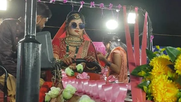 Video: Bride Comes Driving Tractor To Wedding Venue In Madhya Pradesh Video: Bride Comes Driving Tractor To Wedding Venue In Madhya Pradesh