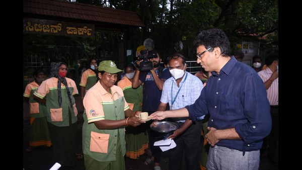 ಪೌರ ಕಾರ್ಮಿಕರೊಟ್ಟಿಗೆ ಚಹಾ ಸೇವನೆ 