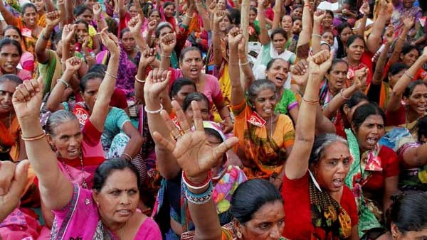 Anganwadi Workers Say No to Government Saree