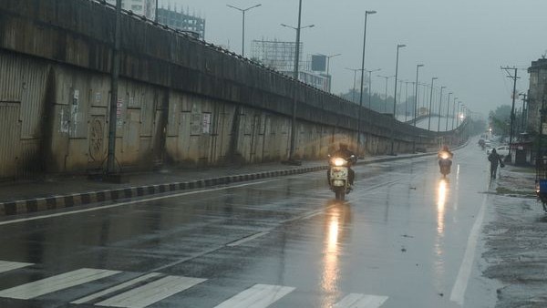 ಈ ರಾಜ್ಯಗಳಲ್ಲಿ ಮುಂದಿನ 24 ಗಂಟೆಗಳಲ್ಲಿ ಭಾರಿ ಮಳೆ ಈ ರಾಜ್ಯಗಳಲ್ಲಿ ಮುಂದಿನ 24 ಗಂಟೆಗಳಲ್ಲಿ ಭಾರಿ ಮಳೆ