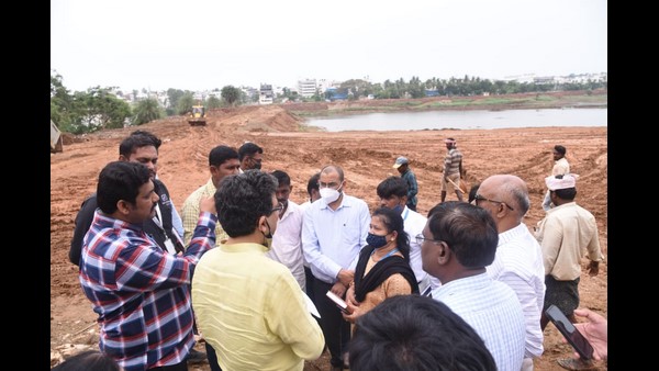 ವೈಟ್ ಟಾಪಿಂಗ್ ಕಾಮಗಾರಿ ಪರಿಶೀಲನೆ: 