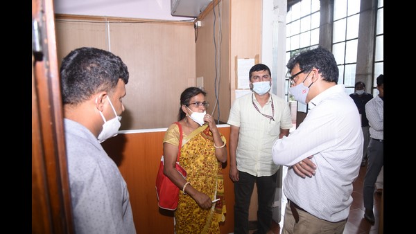 ಕಛೇರಿಗಳಿಗೆ ಭೇಟಿ ನೀಡಿ ಪರಿಶೀಲನೆ