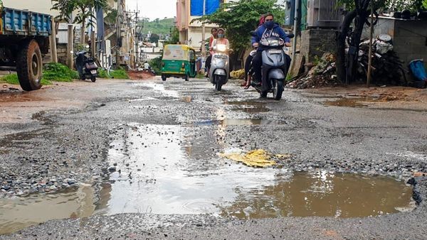 ಕುಖ್ಯಾತಿ ಪಡೆಯುತ್ತಿರುವ ಬೆಂಗಳೂರಿನ ರಸ್ತೆ ಗುಂಡಿಗಳು 