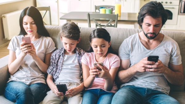 Screen Time for Kids: Recommendations For Parents in Kannada